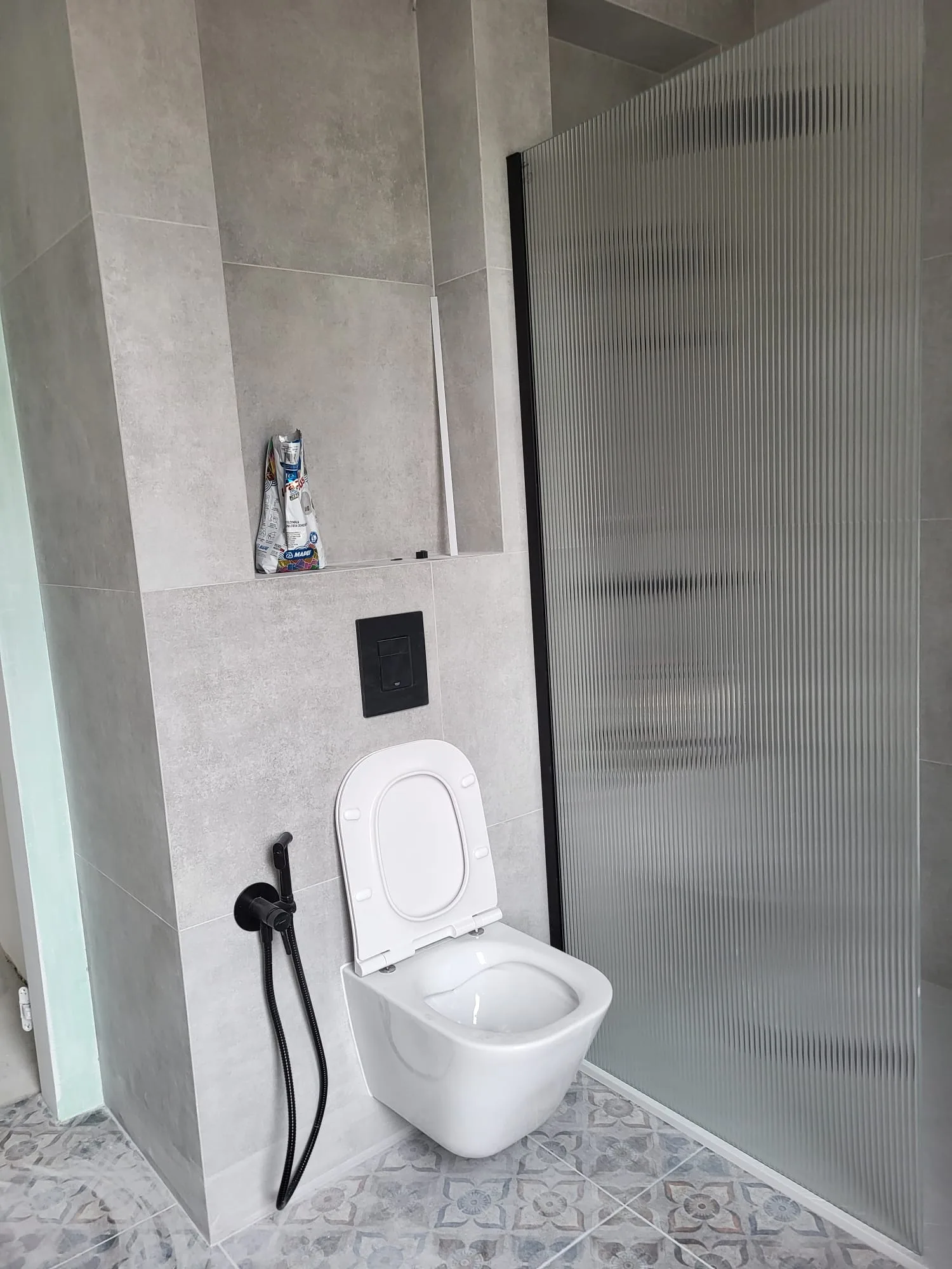 Nowoczesna łazienka z białą ceramiką