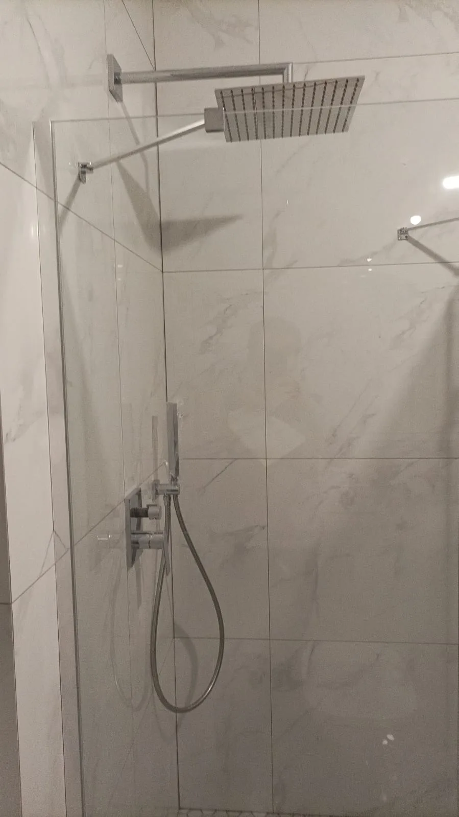 Nowoczesny prysznic z marmorową ścianą