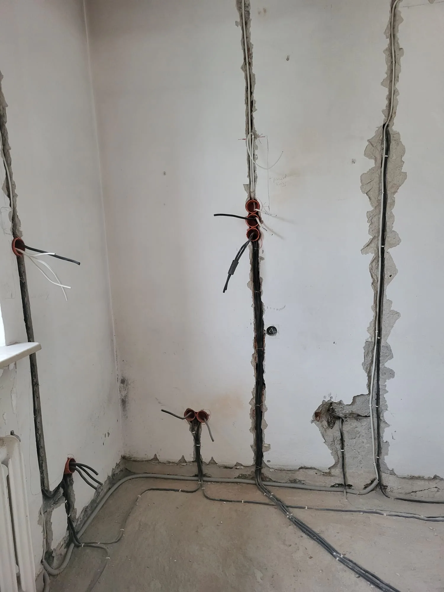 Wykonanie instalacji elektrycznej w ścianie