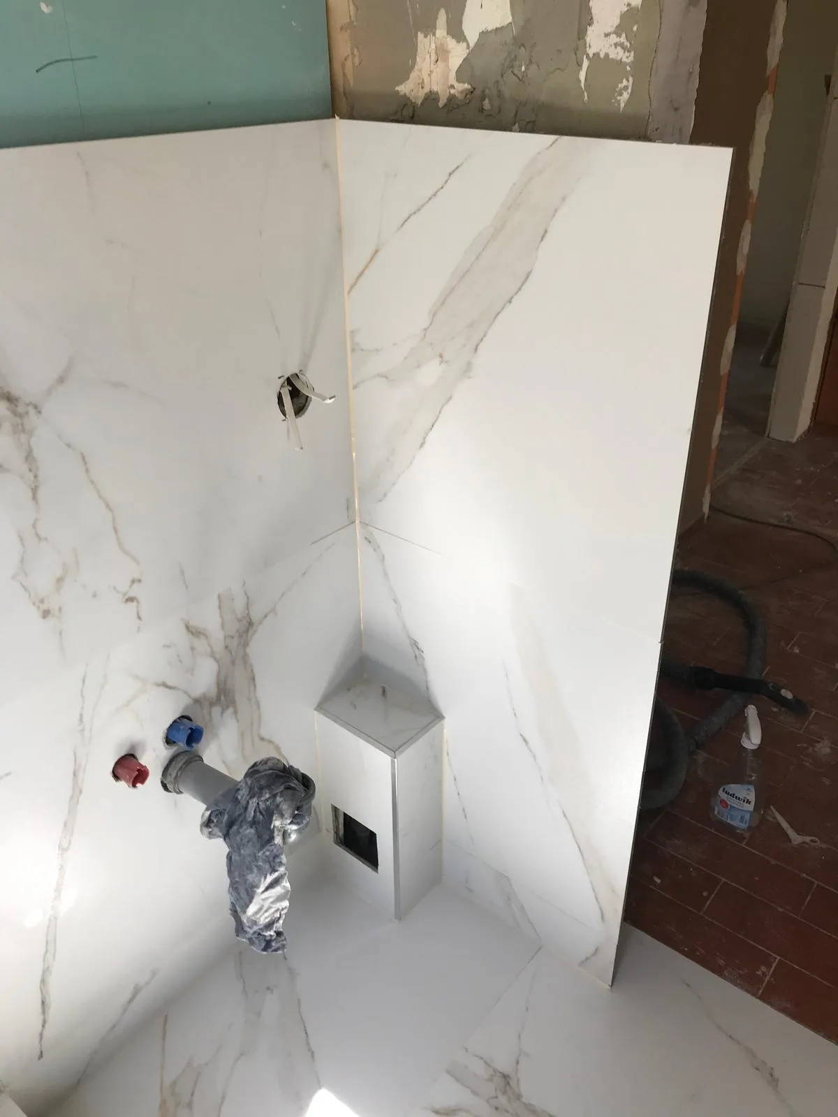 Łazienka marmurowa w trakcie montażu instalacji