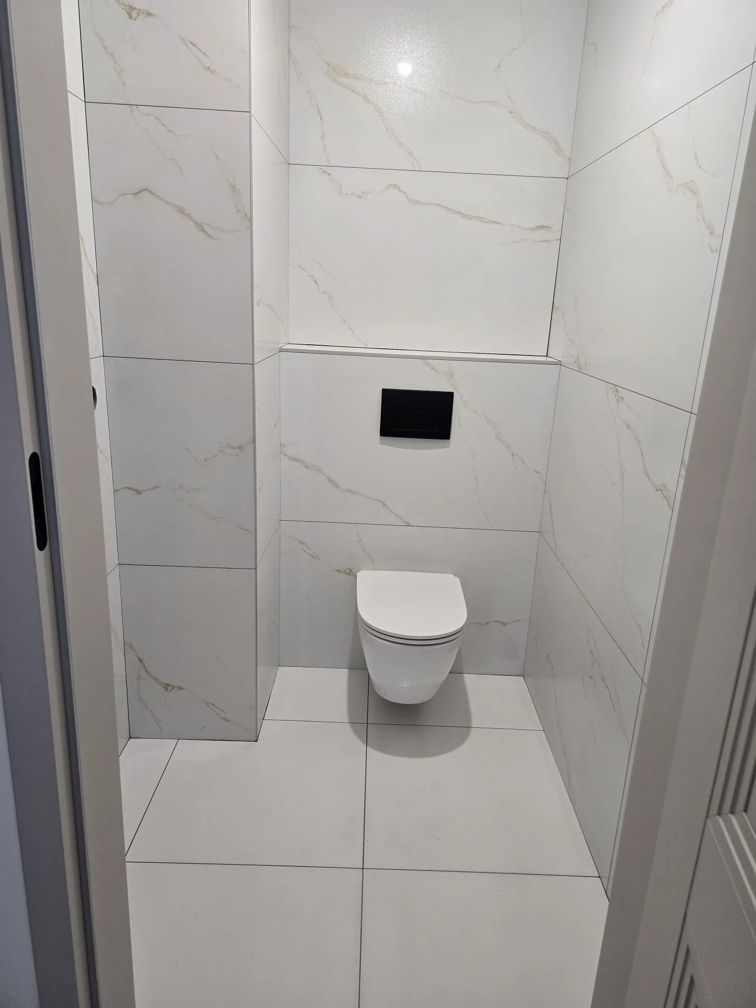 Nowoczesny WC z marmurową płytką