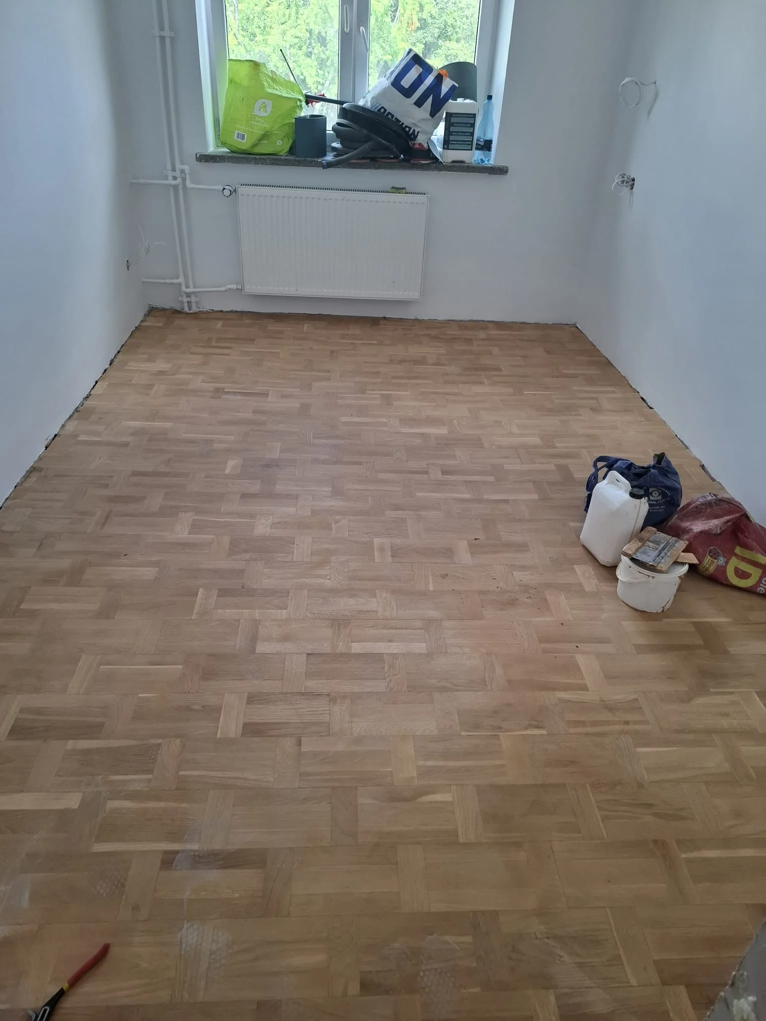 Pokój po położeniu nowej drewnianej podłogi