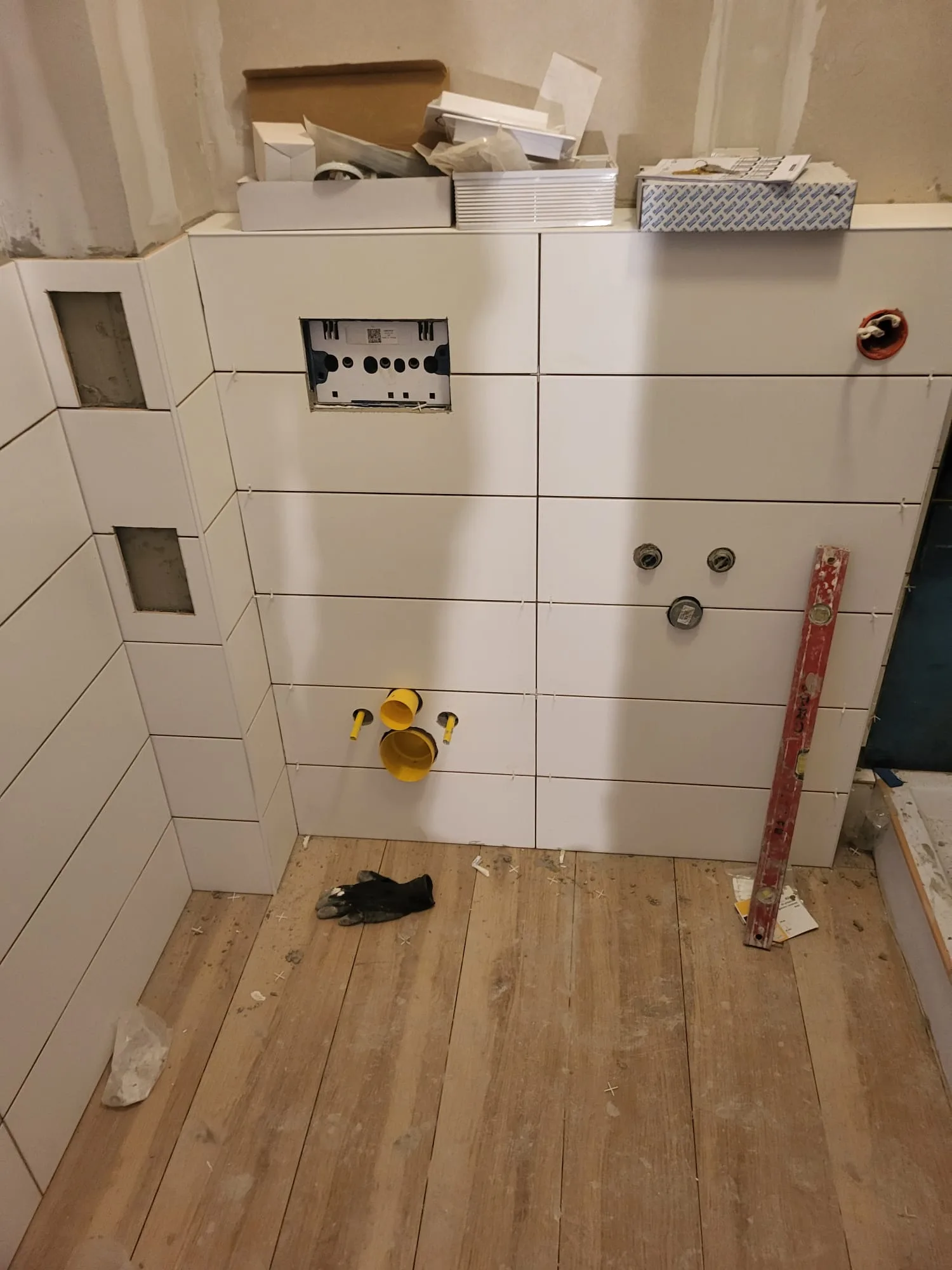 Prace remontowe w trakcie montażu instalacji
