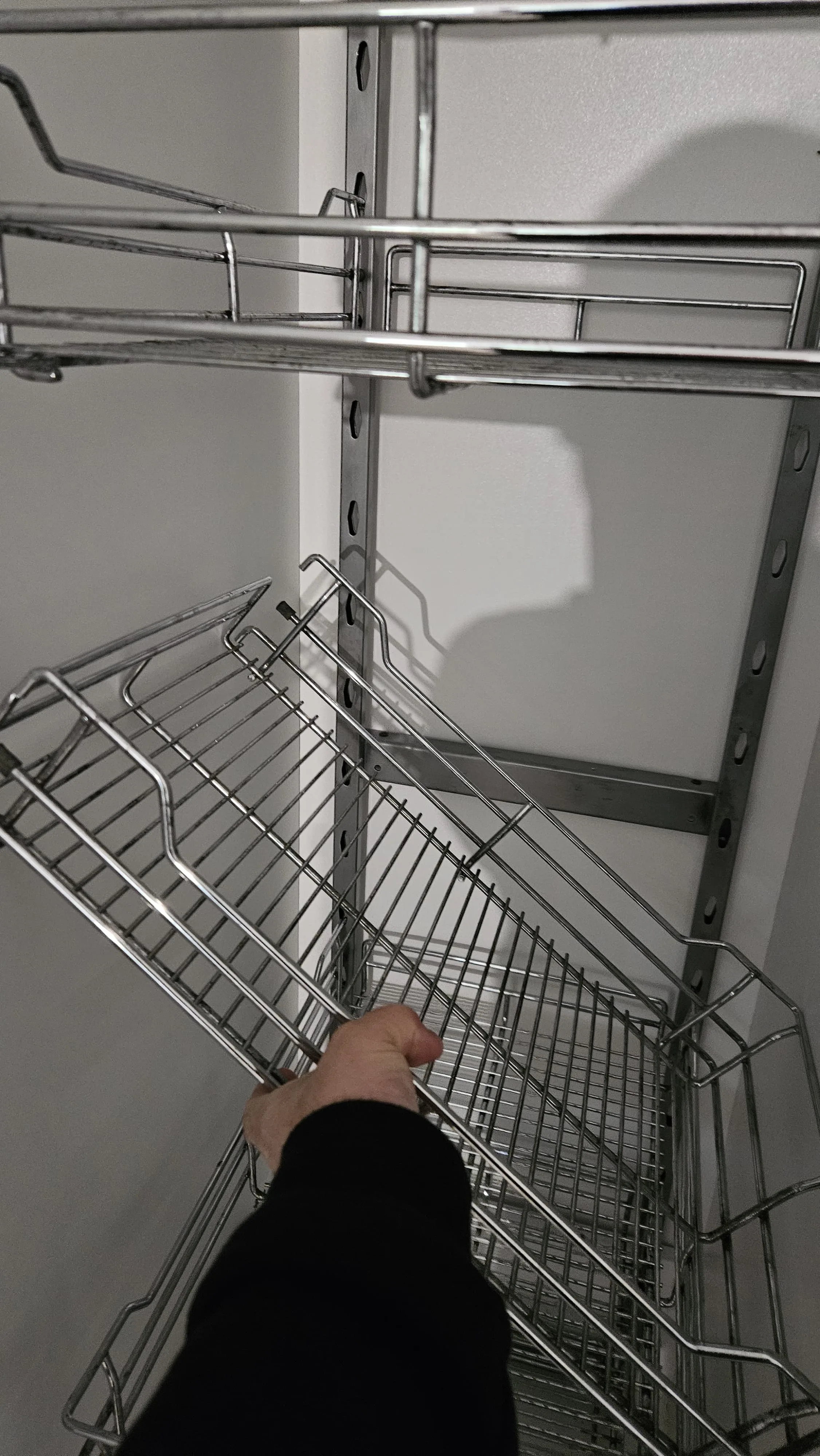 Metalowe półki narożne w kuchni