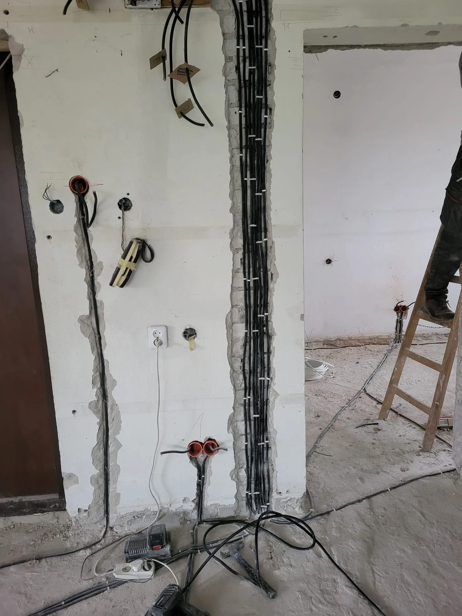 Instalacja elektryczna w trakcie remontu