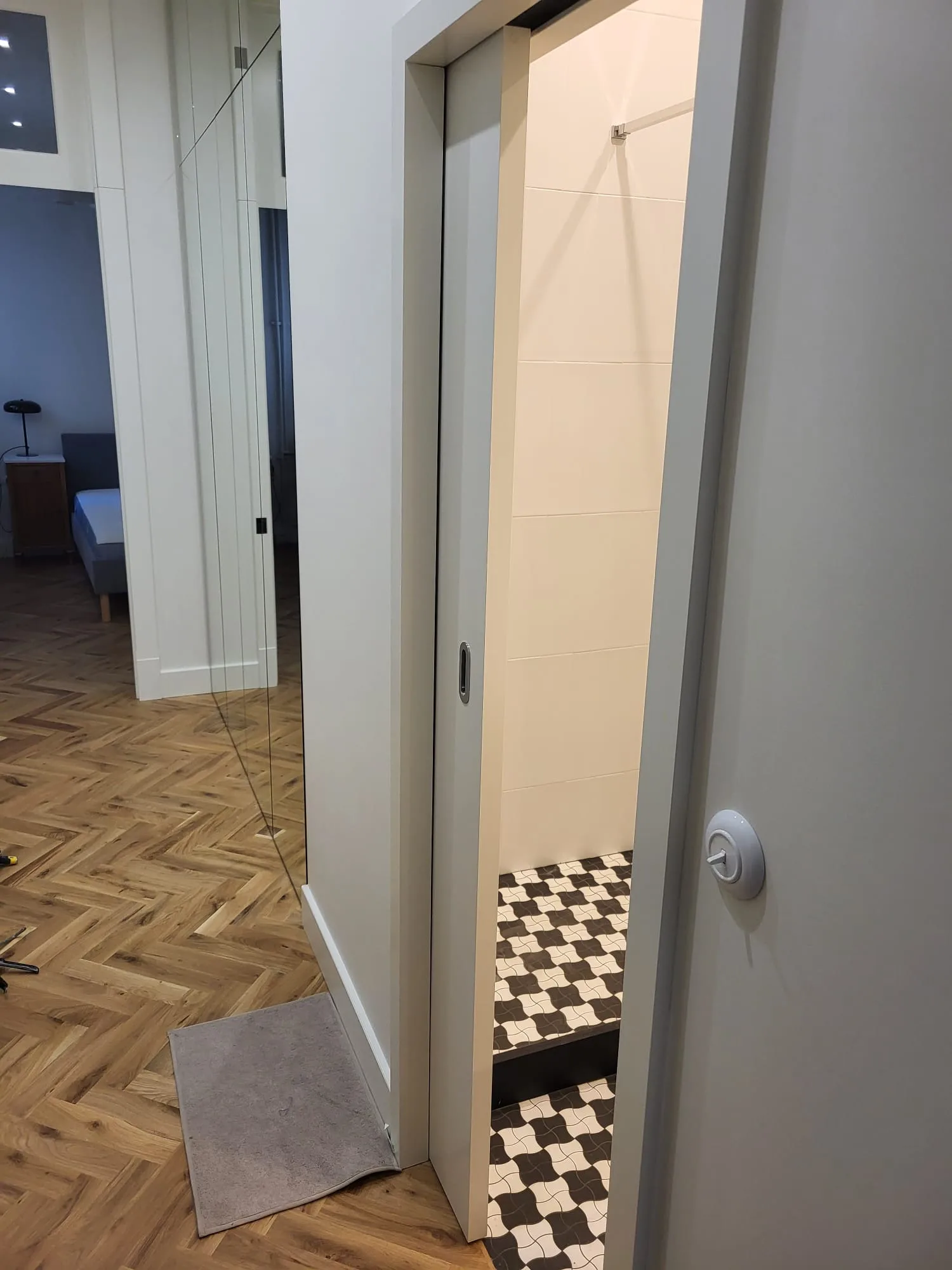 Nowoczesna łazienka z drzwiami przesuwającymi