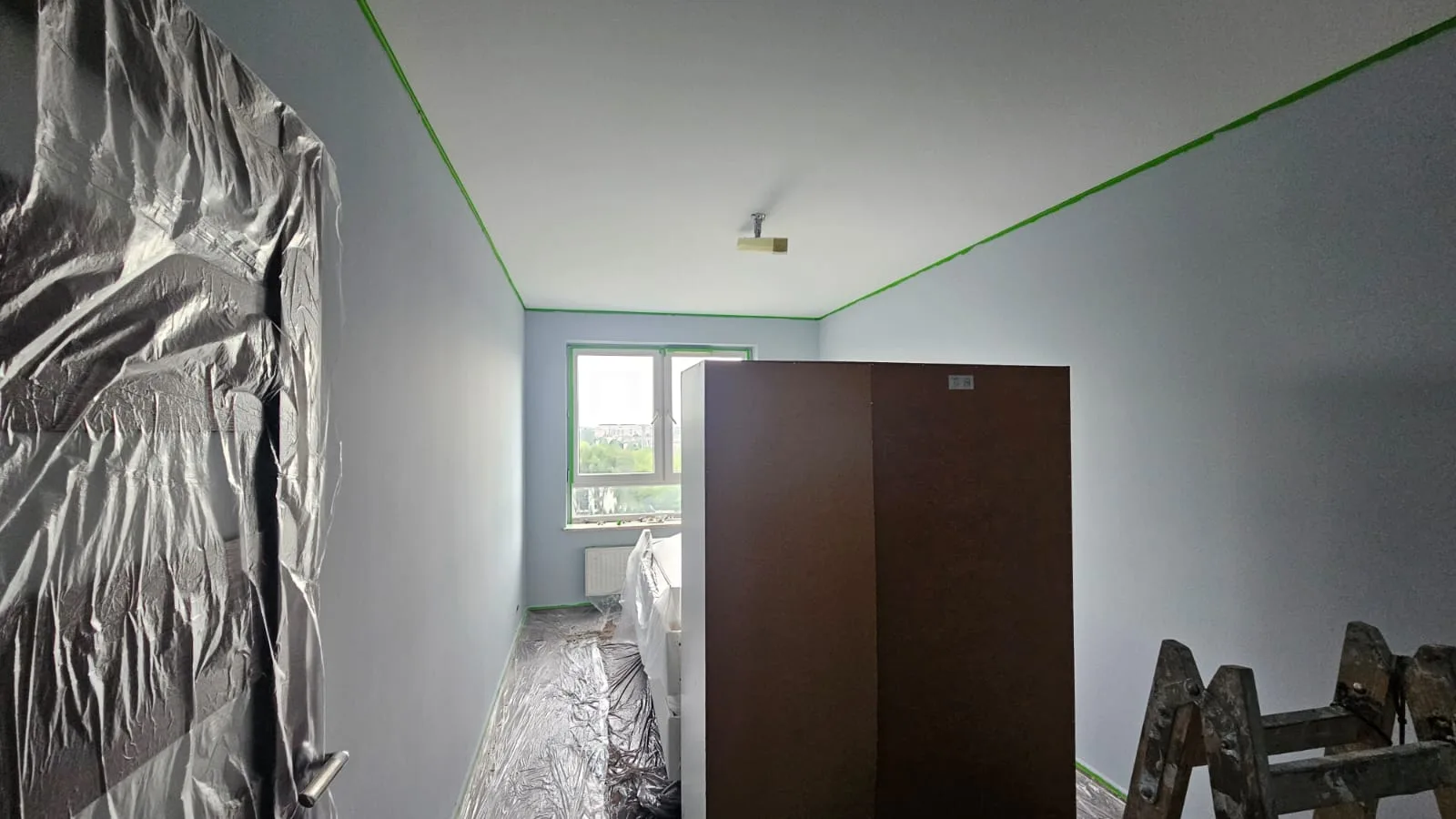 Renowacja wnętrza z nowymi ścianami i sufitem