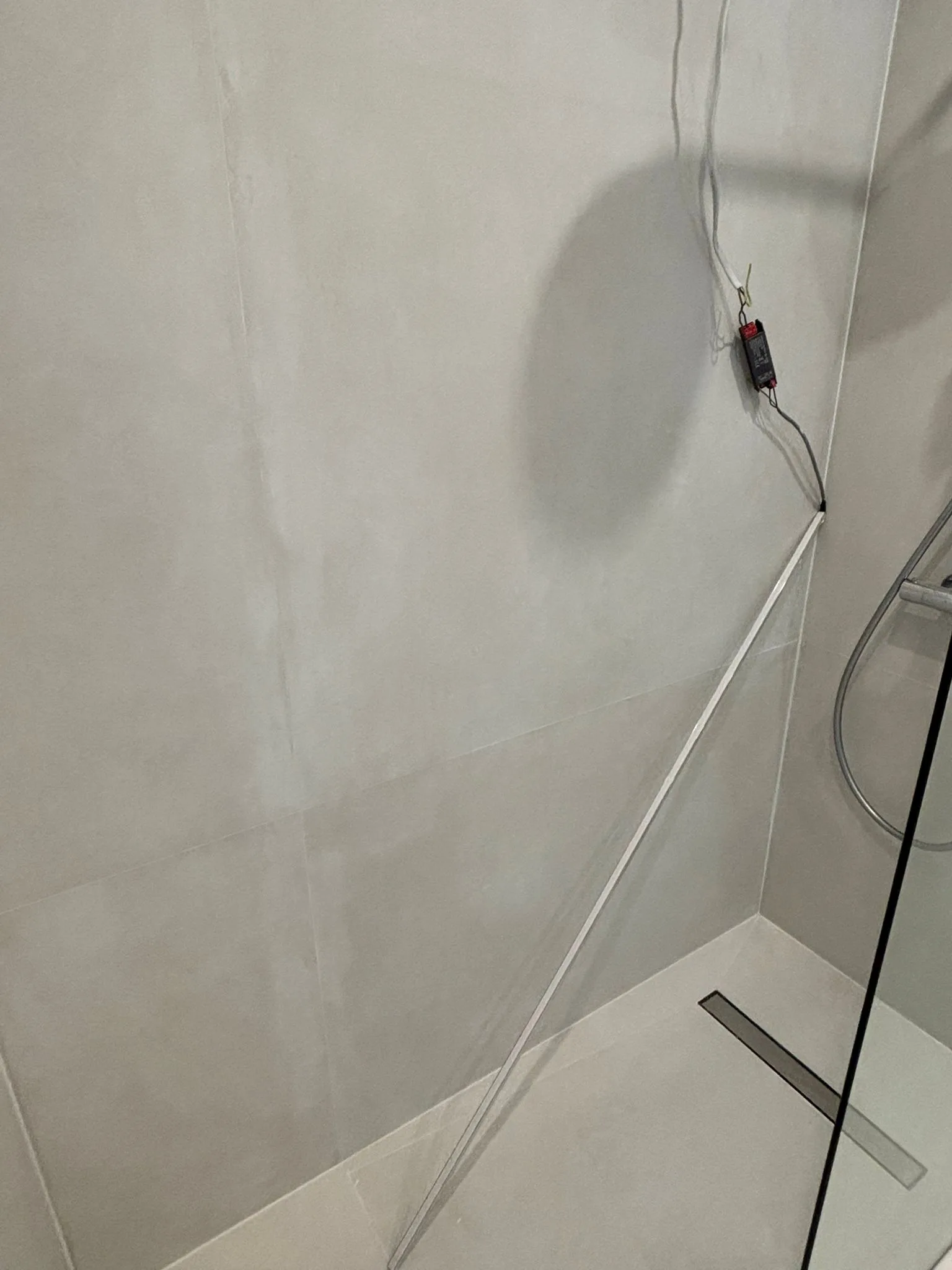Wykończenie wnętrza łazienki z płytkami ceramicznymi i instalacją prysznica