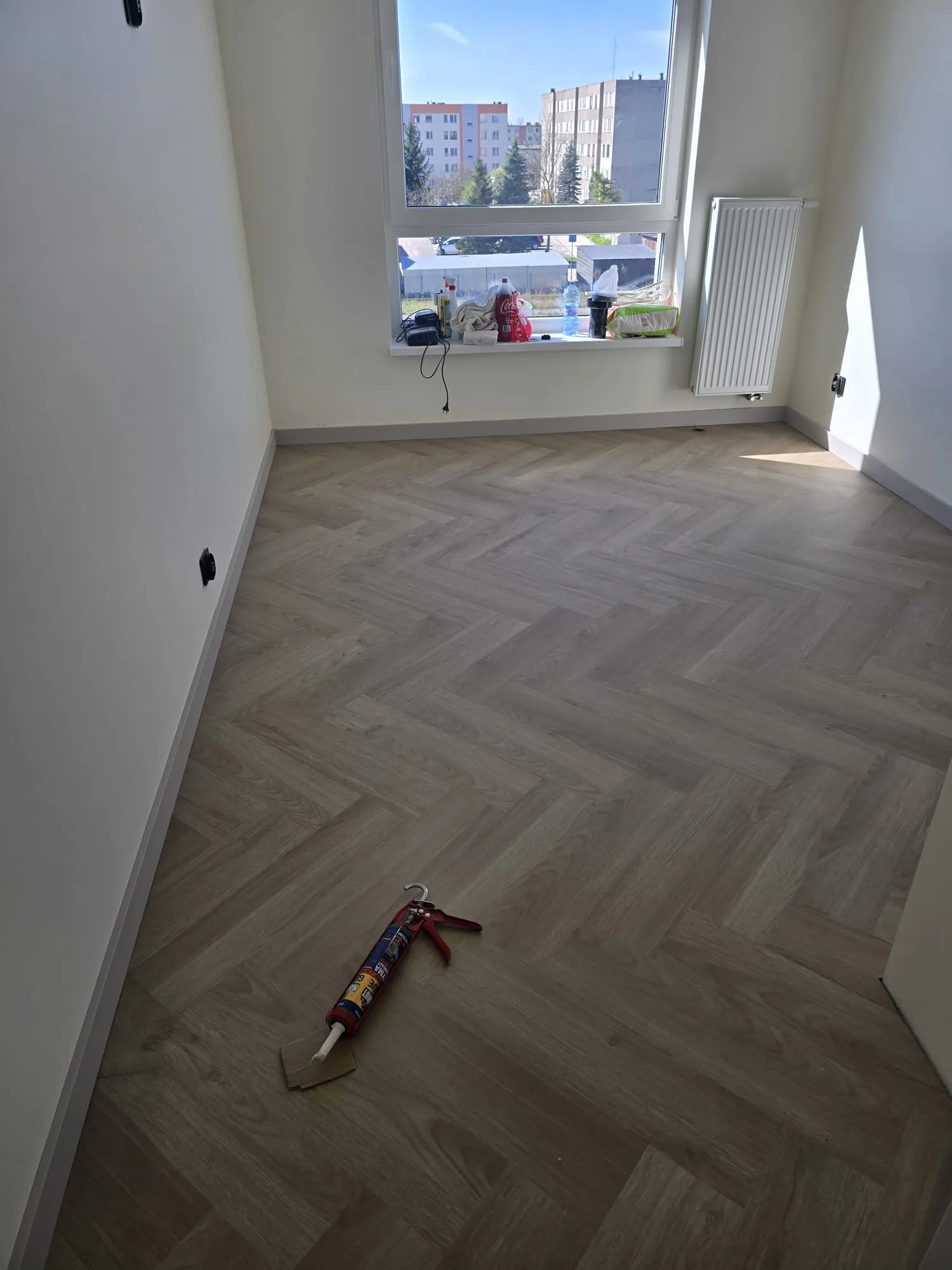 Układanie paneli na podłodze w nowoczesnym wnętrzu